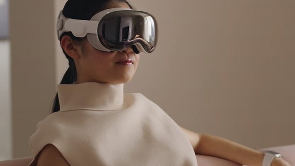 الأكثر تقدمًأ.. موعد إطلاق آبل نظارة Vision Pro المنخفضة التكلفة